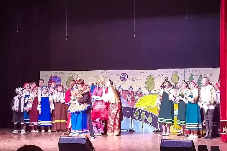 🎭 «АРТмосфера» в гостях у студии «Звезда»  Актёры школьного театра «АРТмосфера» побывали на спектакл