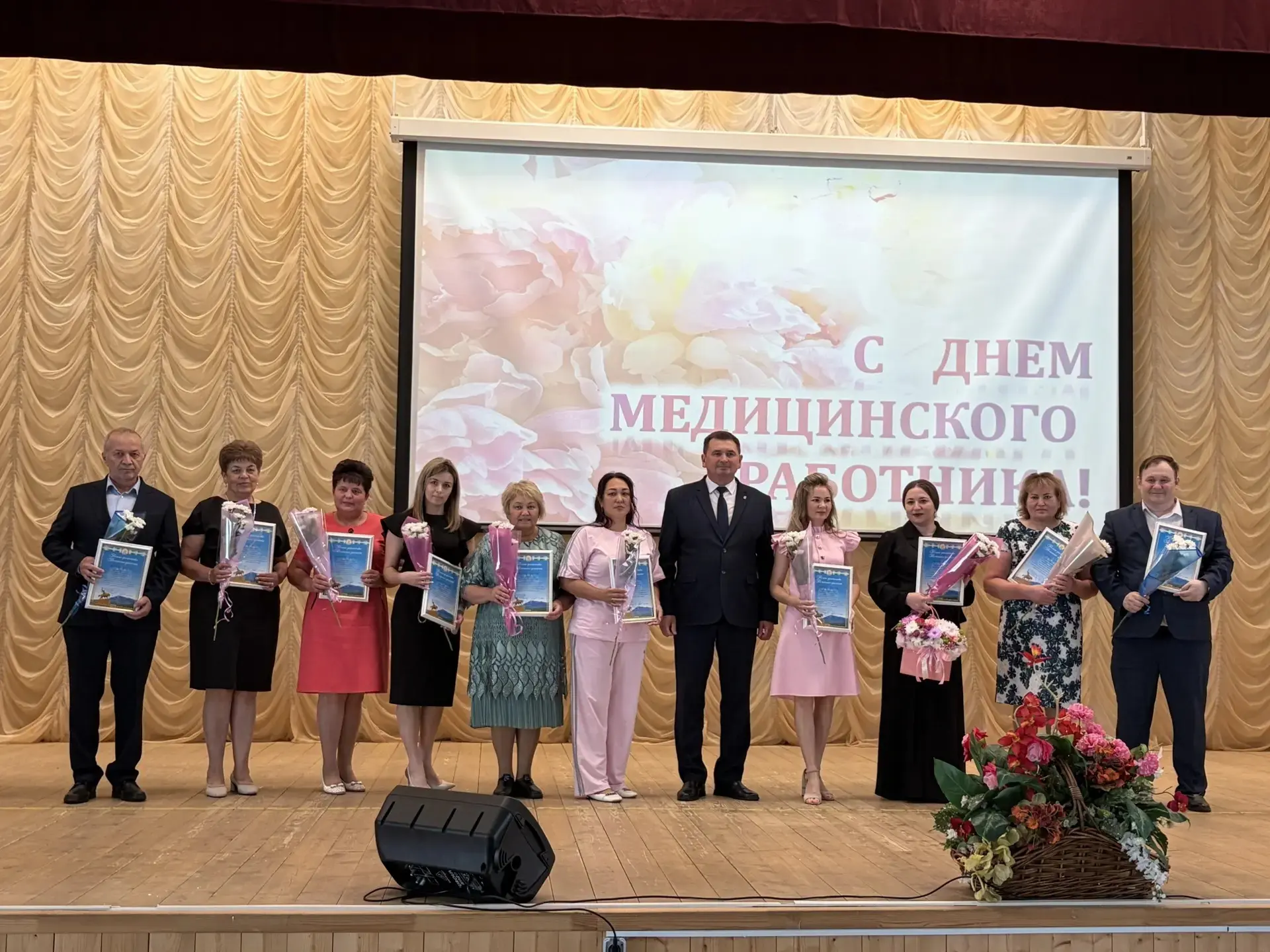 Накануне Дня медицинского работника я имел честь лично поздравить коллектив Центральной районной бол
