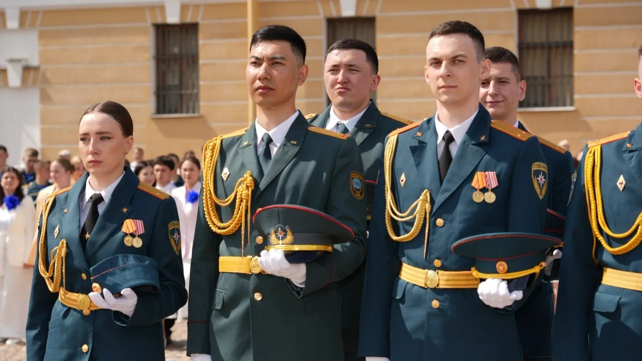 🇰🇿🇷🇺Глава МЧС Казахстана во время поездки в Санкт-Петербург вручил дипломы выпускникам