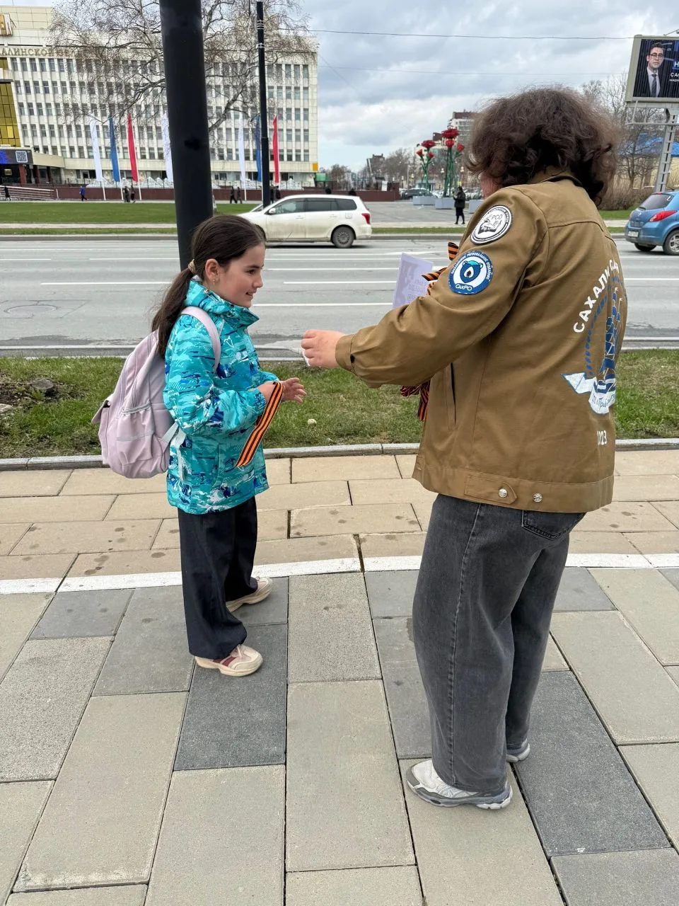 «Георгиевская лента»: память, которую передают из рук в руки  Знаете, как звучит слово «Победа» на я