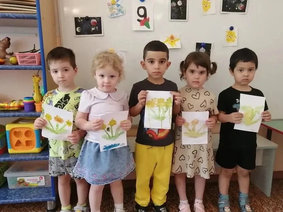 🌸 Волшебные полянки во 2-й младшей группе 🌸

Сегодня наши самые маленькие художники превратились в