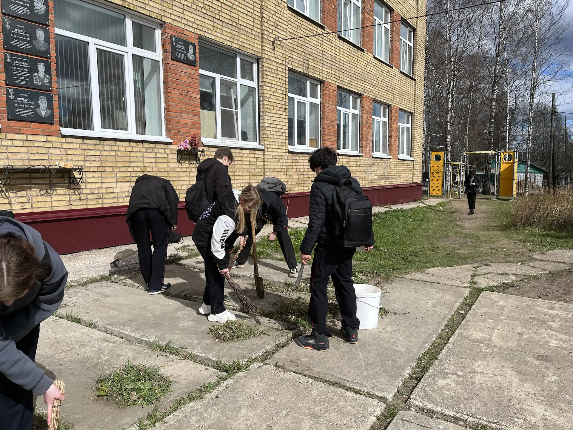 🇷🇺 Завершающий субботник ко Дню Победы  В нашей школе прошёл завершающий субботник в рамках подготов