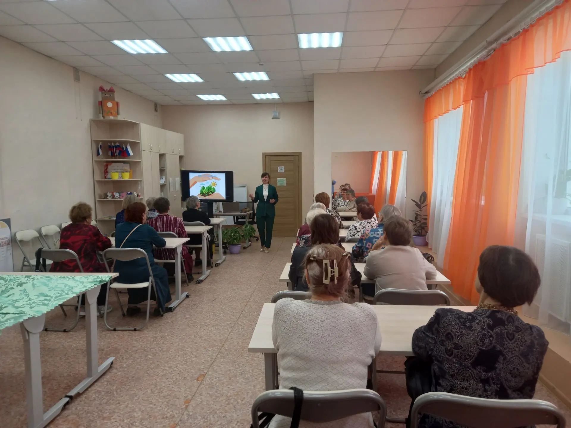 День Учителя! Сегодня именно нас спешат поздравить ученики,бывшие и нынешние,спешат под...