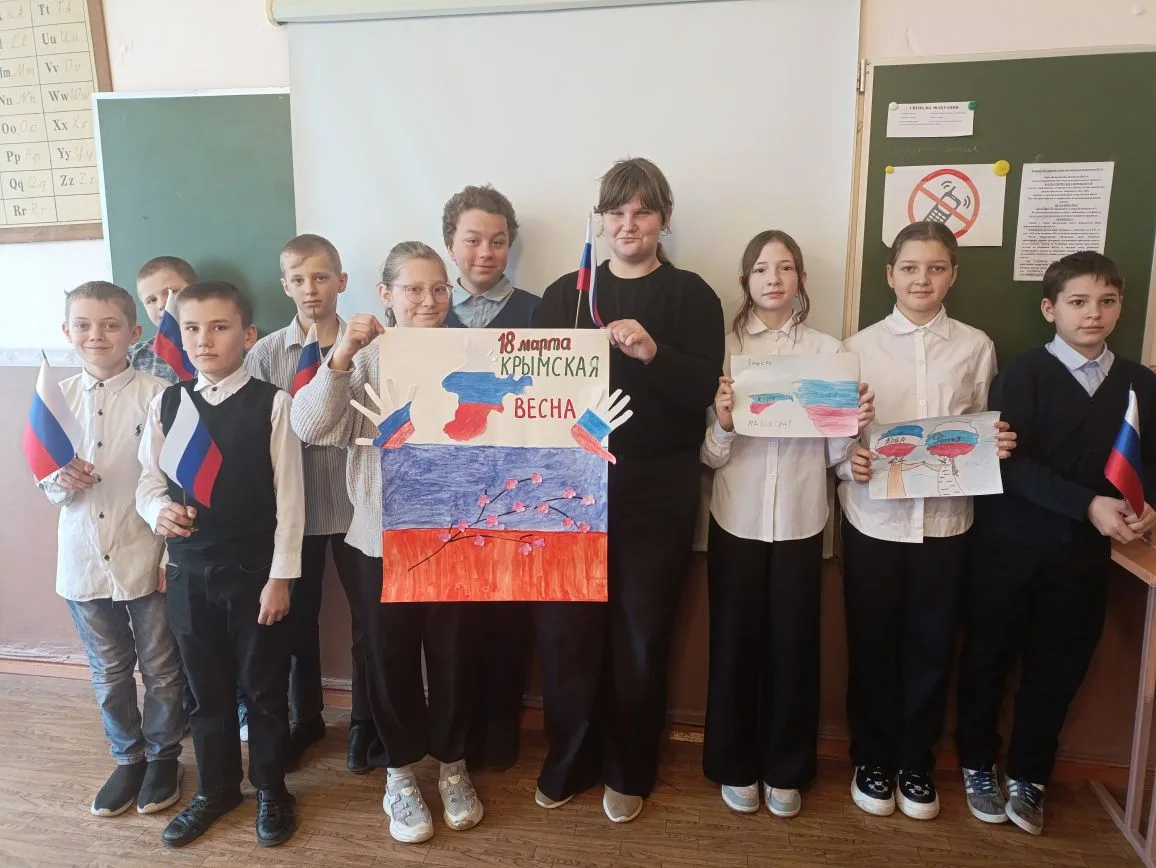 📅В преддверии праздника «День воссоединения Крыма с Россией» в нашей школе была оформл...