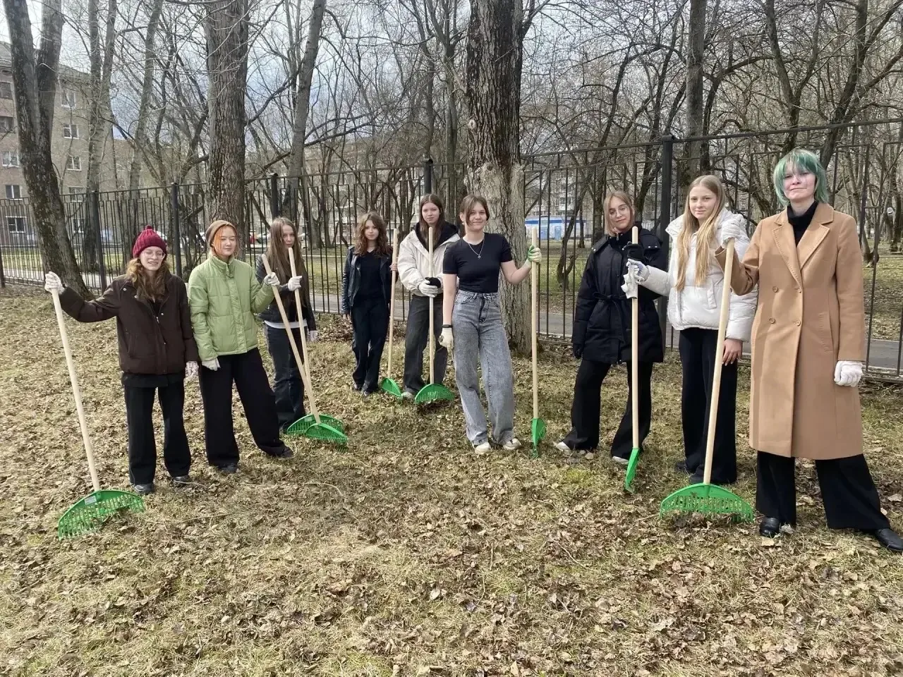 🌳 Сегодня ученики нашей школы приняли активное участие в субботнике! Ребята дружно навели порядок на