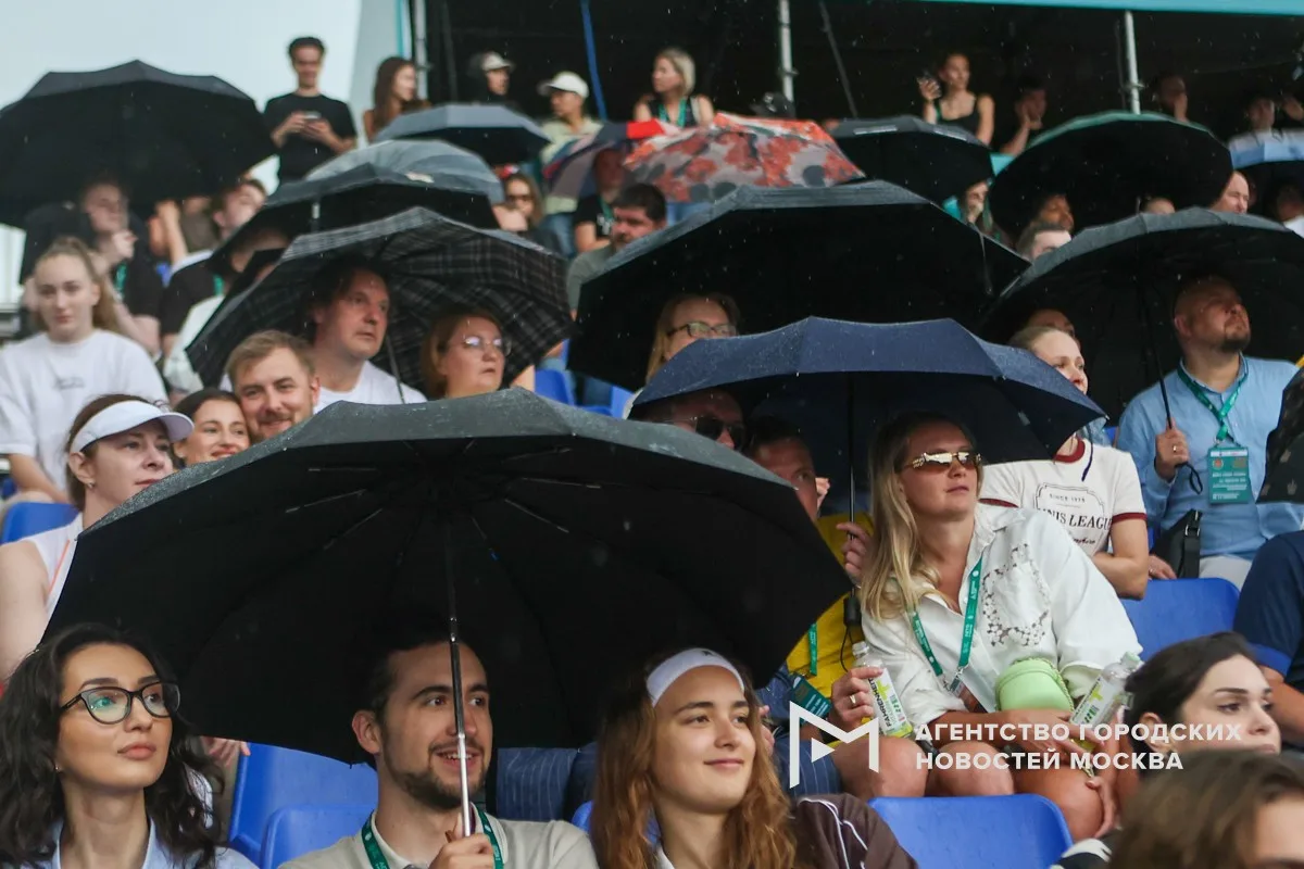 🎾 Не фестиваль тенниса, а праздник: москвичи были готовы под дождём смотреть шоу-матч ...