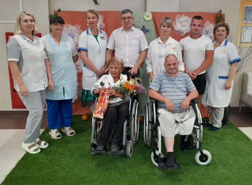 🎊 В Омском доме-интернате поздравили подопечную с 90-летним юбилеем