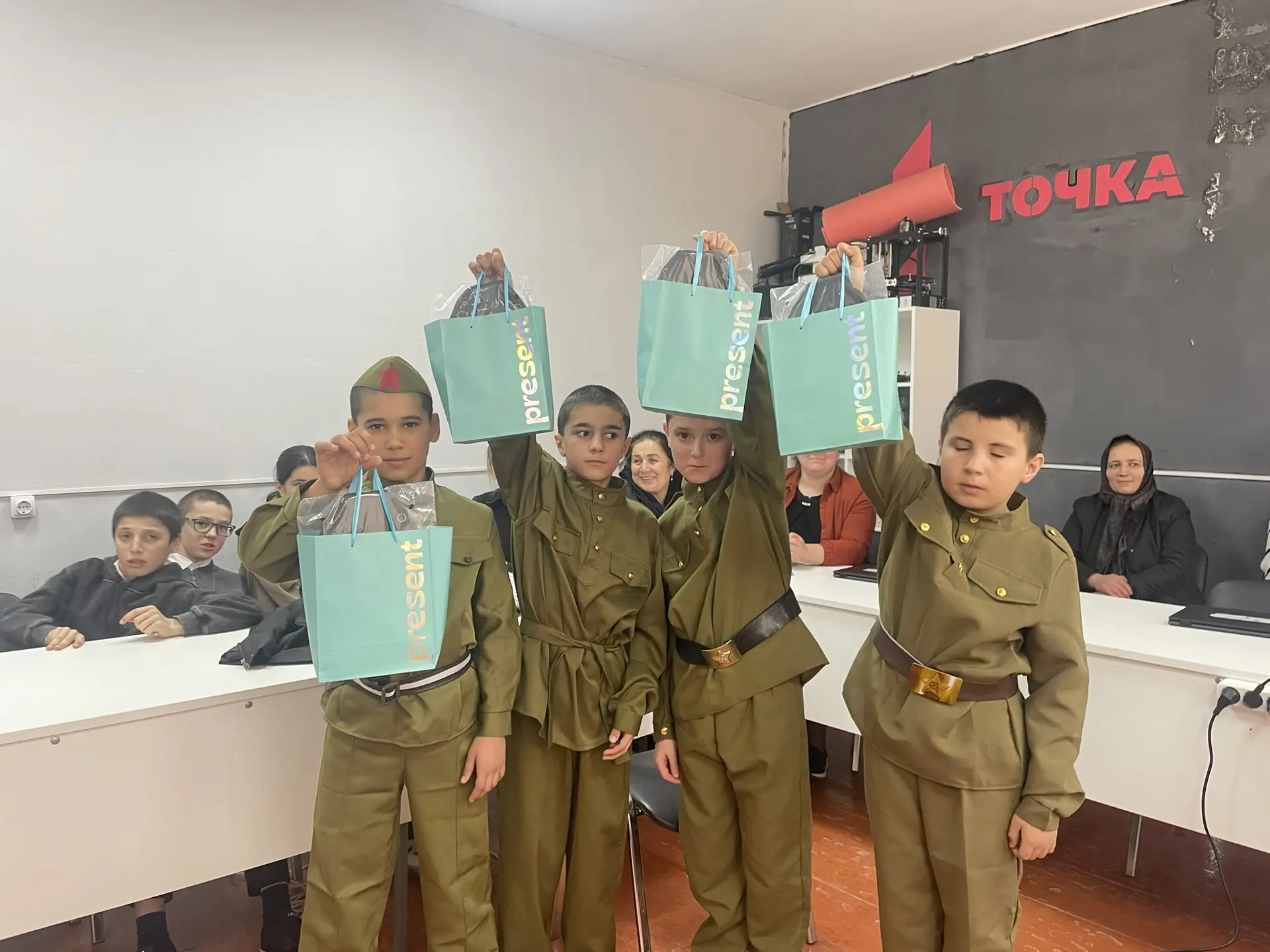 20 февраля в четвёртом классе прошёл классный час, посвящённый Дню защитника Отечества.