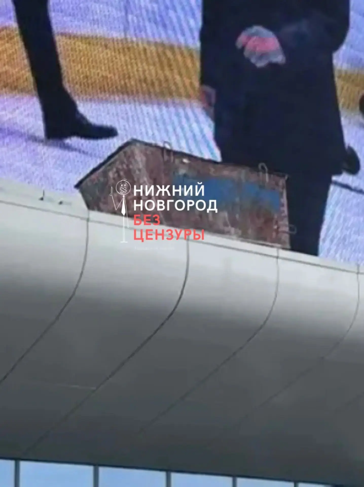 😅 Бак для строительного мусора заметили внимательные нижегородцы на крыше ледовой арен...
