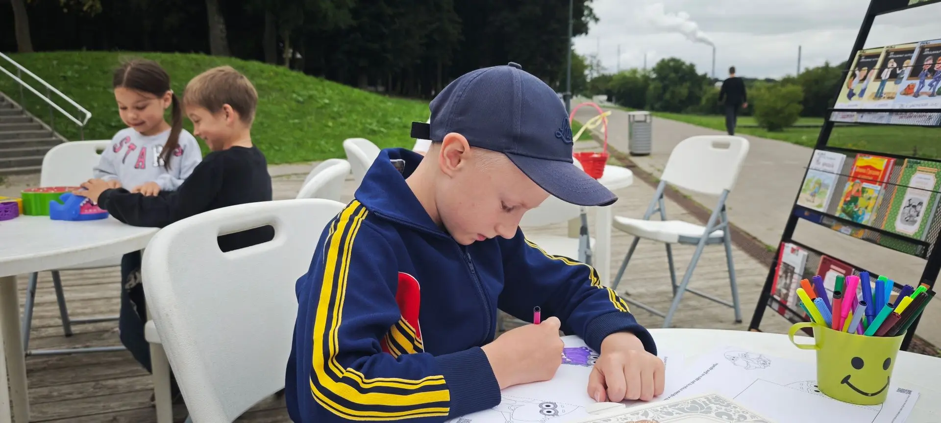 🥰 Сегодня парк усадьбы Кривякино вновь распахнул свои двери для «Аллеи читающих людей», приглашая к