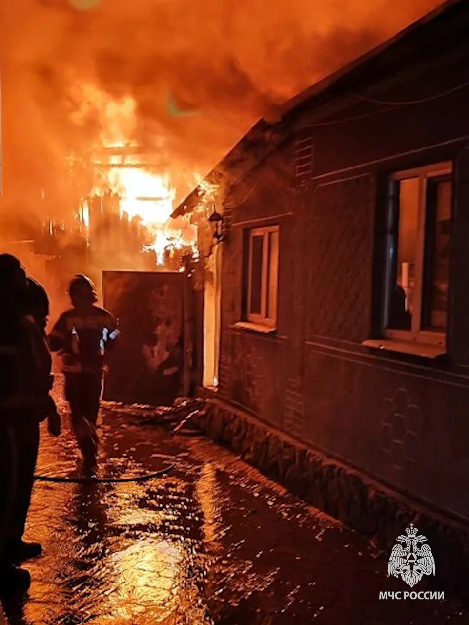 Сотрудники МЧС России ликвидировали пожар в Первомайском округе  Ночью в селе Калиново-Борщеватое пр