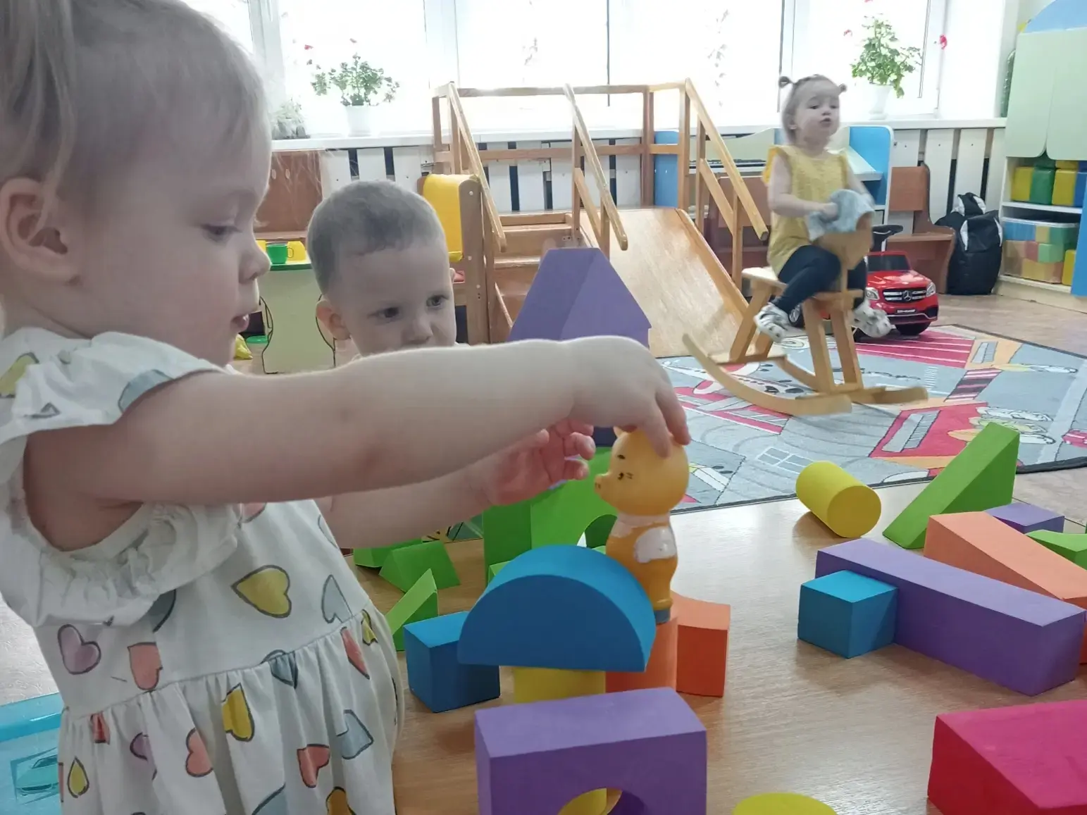 Кубик к кубику кладём,
Получился новый дом!
В доме двери, два окна,
Наша крыша всем видна!
Игры со с