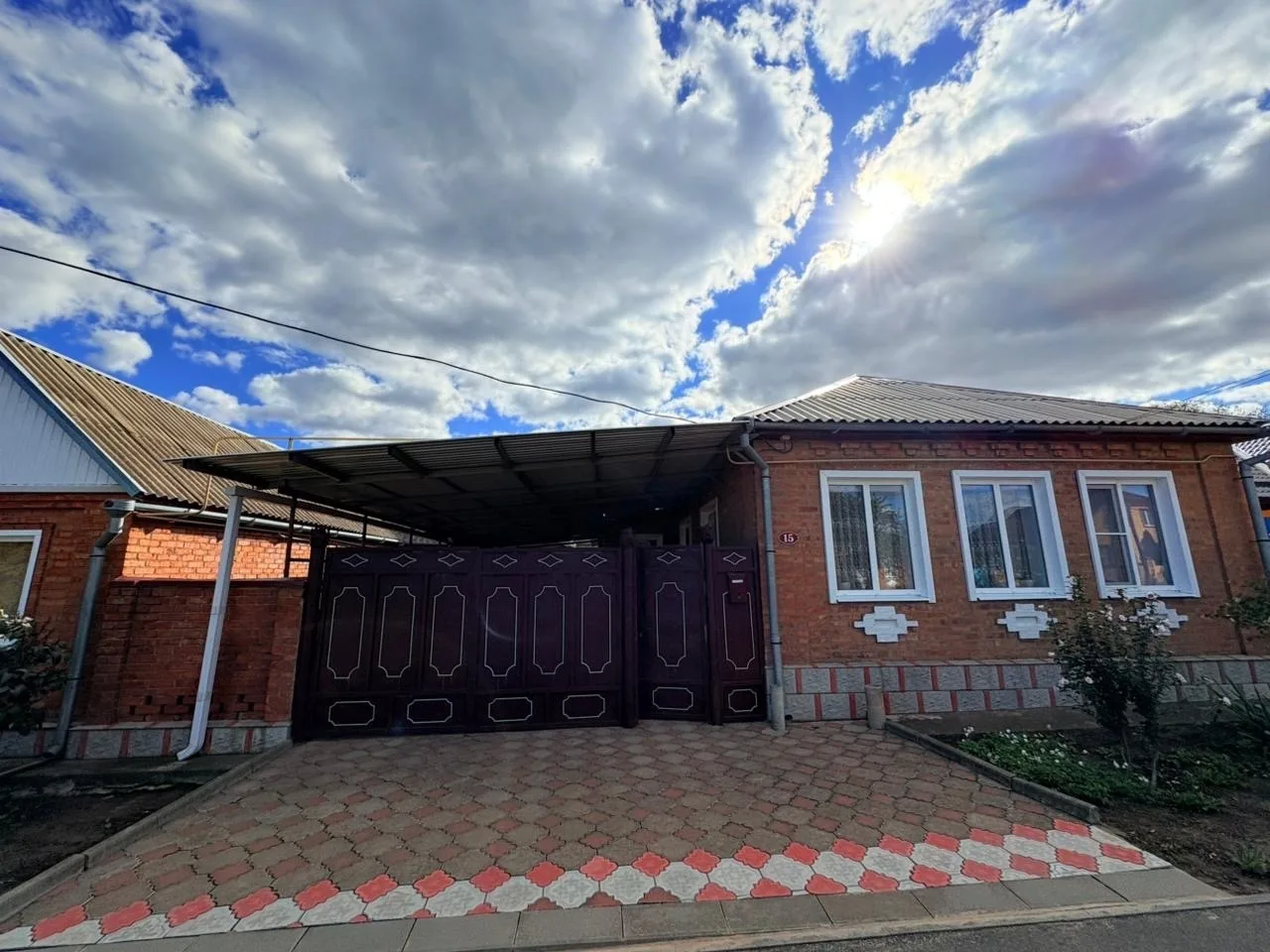 К продаже представлено частное домовладение в городе Ипатово, на территории находится два дома, гара