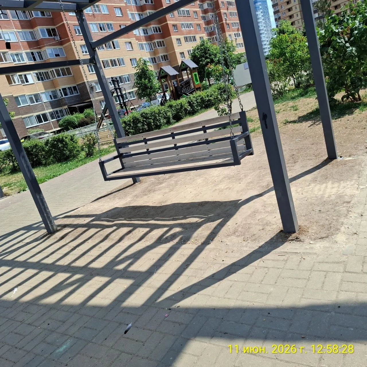 Жители Лукино‑Варино просят обустроить твёрдое покрытие под качелями на площади «Детям ...