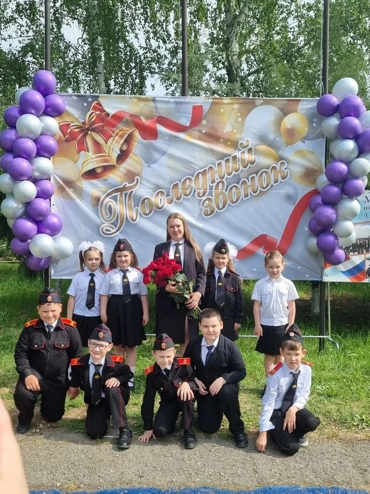 🔔 Торжественная линейка, посвящённая последнему звонку, сегодня прозвучала в школе № 8 поселка Садов