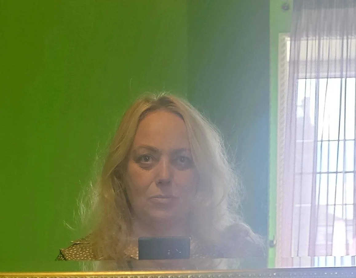 ХОЧУ У ЗЕРКАЛА, ГДЕ МУТЬ...
Есть у меня в Питере волшебное зеркало. Мне там всегда тридцатник или ти