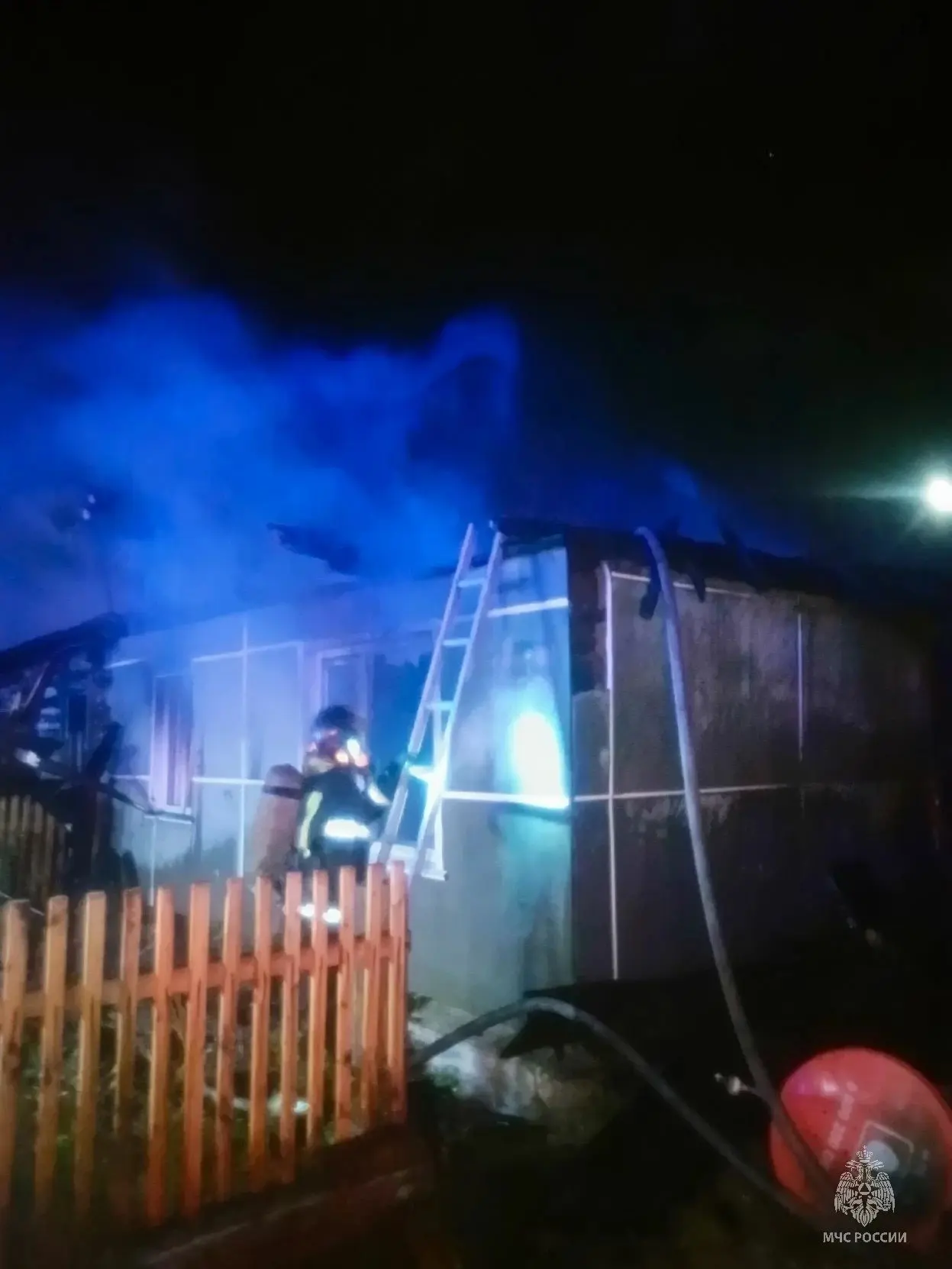 Мужчину спасли при пожаре в Змеиногорске