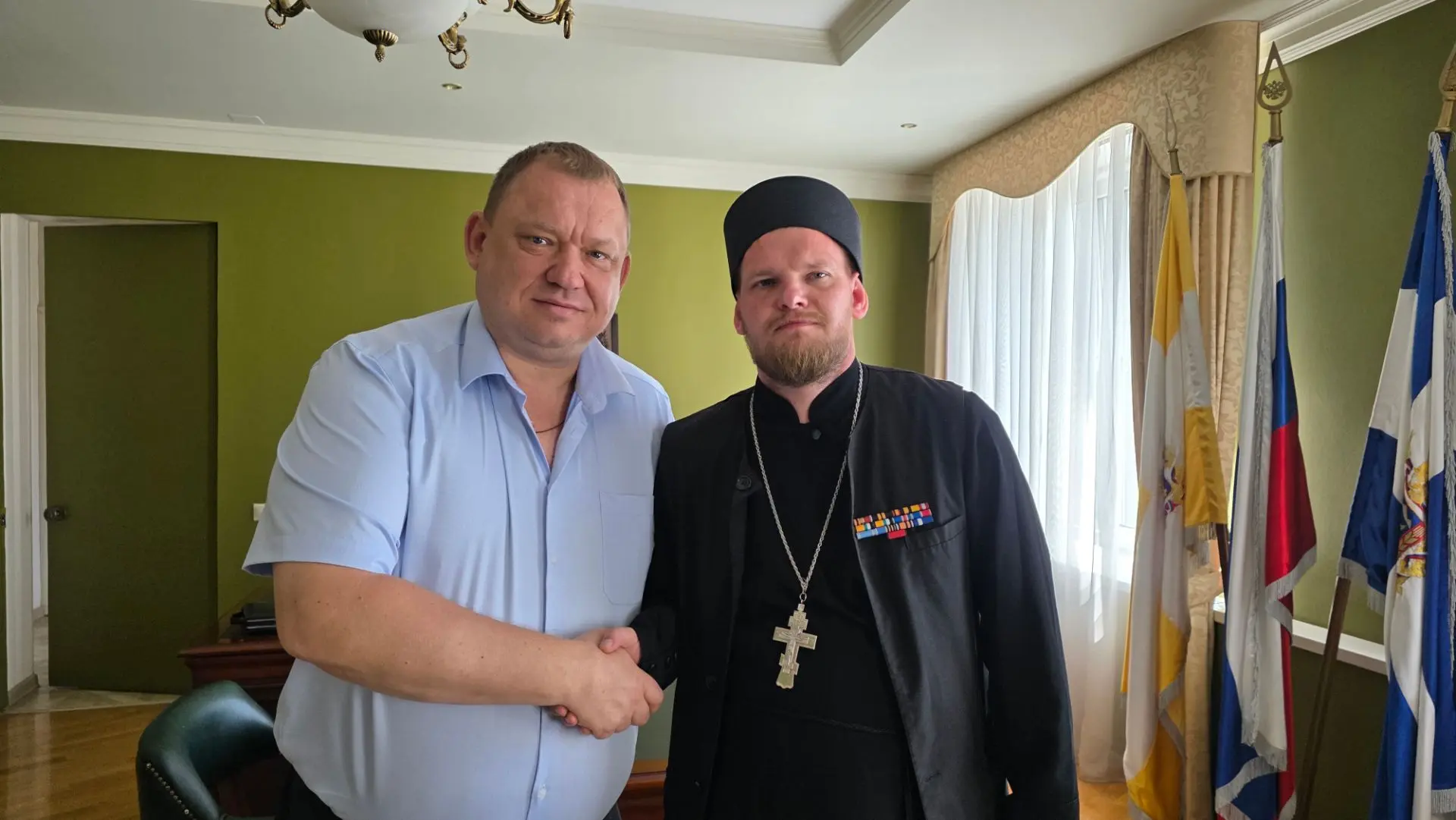 Утро задало тон на весь день. В гости заглянул наш батюшка из Терека - тот самый, что служит в полев