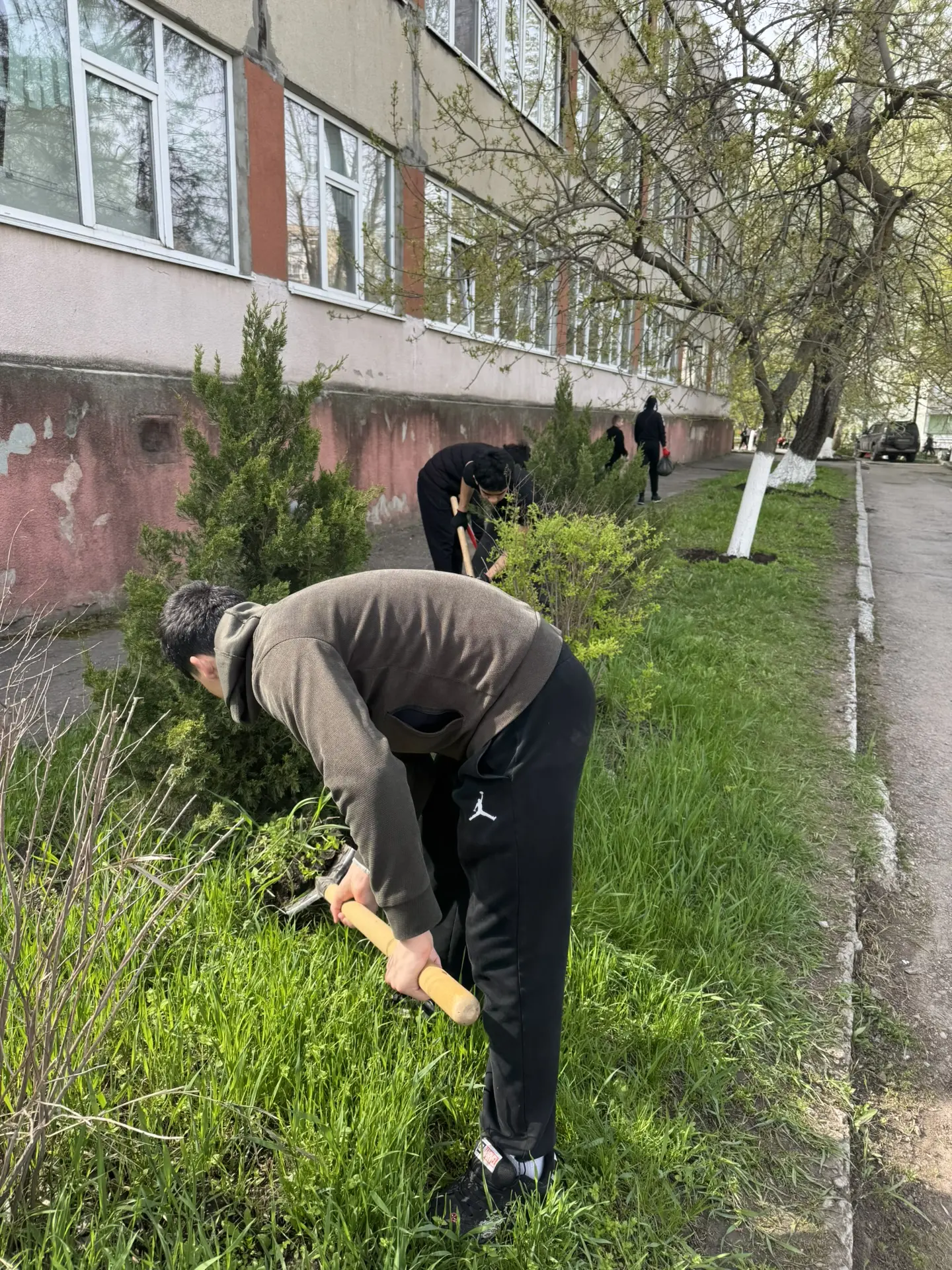 🌿ГОРОДСКОЙ СУББОТНИК🌿  Сегодня в нашей школе прошел первый весенний городской субботник☀️  🌺Весна — 