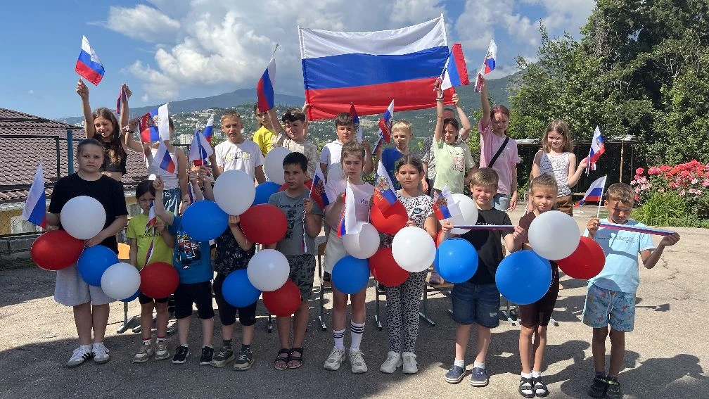 🇷🇺 "День России" в летнем оздоровительном лагере «Дружба» МБОУ «ЯСШ № 8» начался с Торжественной л