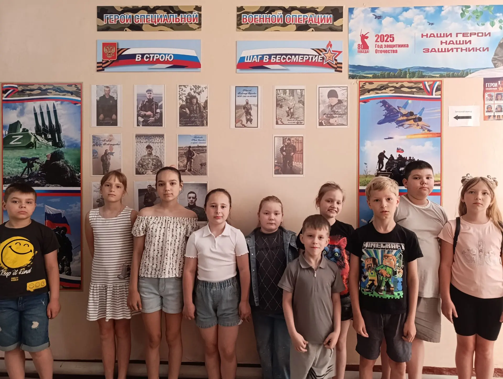 Сегодня 19 июня, на пришкольной площадке прошла акция, приуроченная ко Дню памяти и скорби. Ребята р