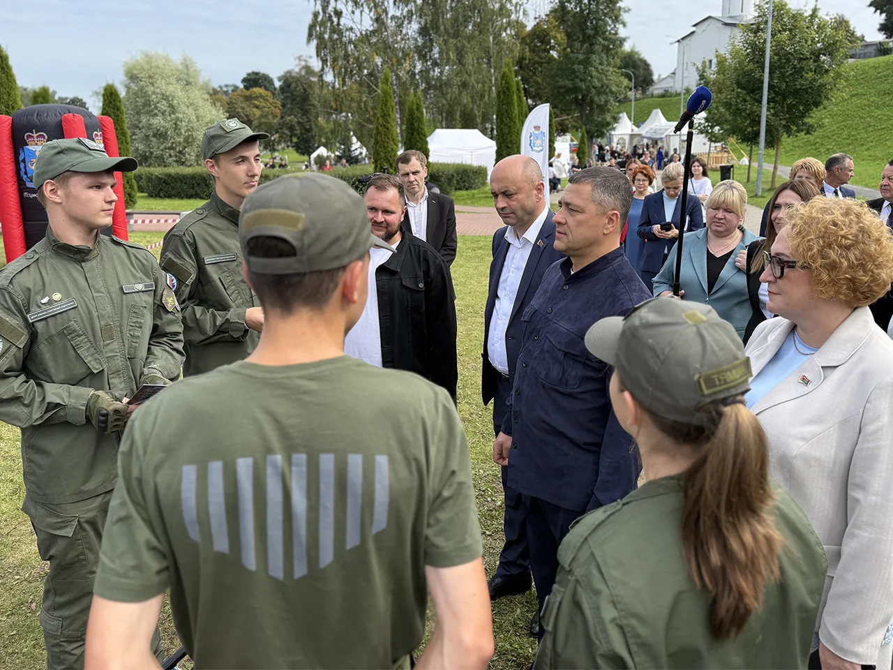 🇷🇺 Губернатор Псковской области Михаил Ведерников пообщался с курсантами Центра «ВОИН»