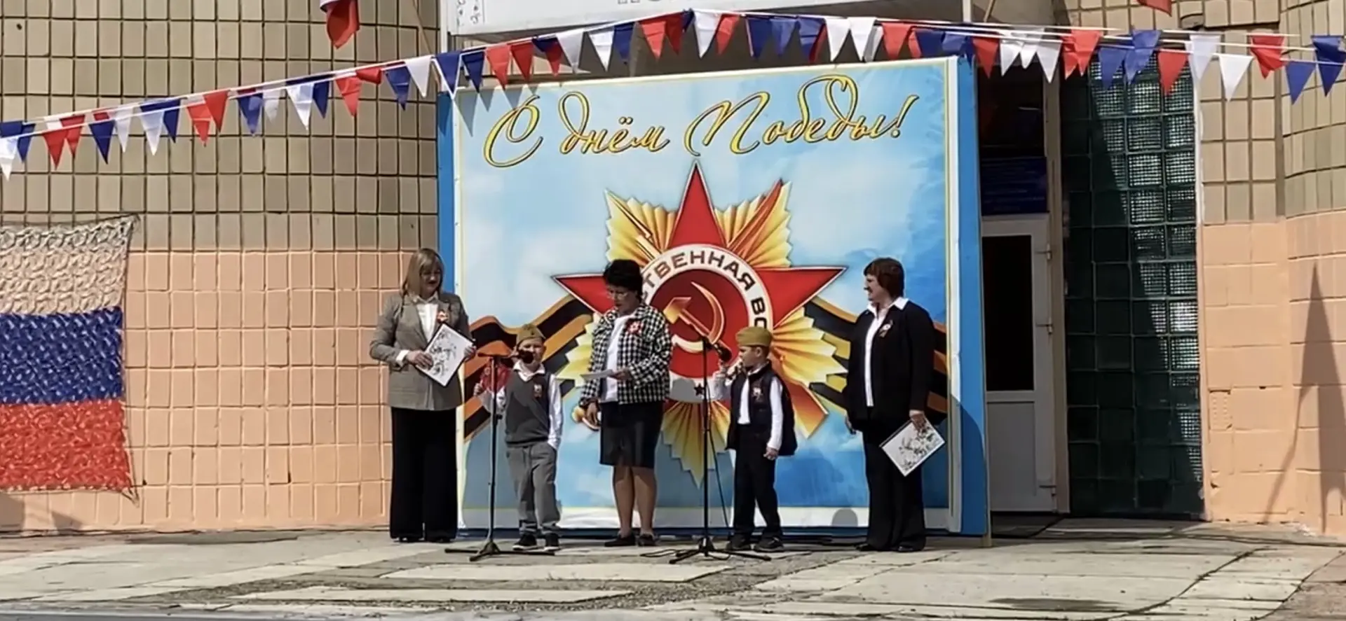 🇷🇺 Мы помним! Мы гордимся!

9 мая наш детский сад принял участие в торжественном митинге, посвящён