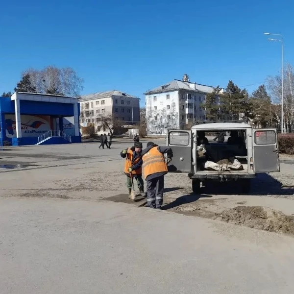 С повышением температуры воздуха коммунальные службы города приступили к работам в рамках летнего со