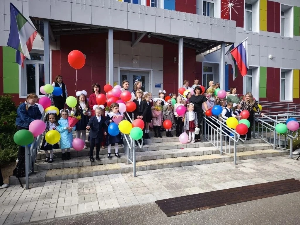 Сегодня в Детской школе искусств города Емвы прошла торжественная линейка, посвящённая ...