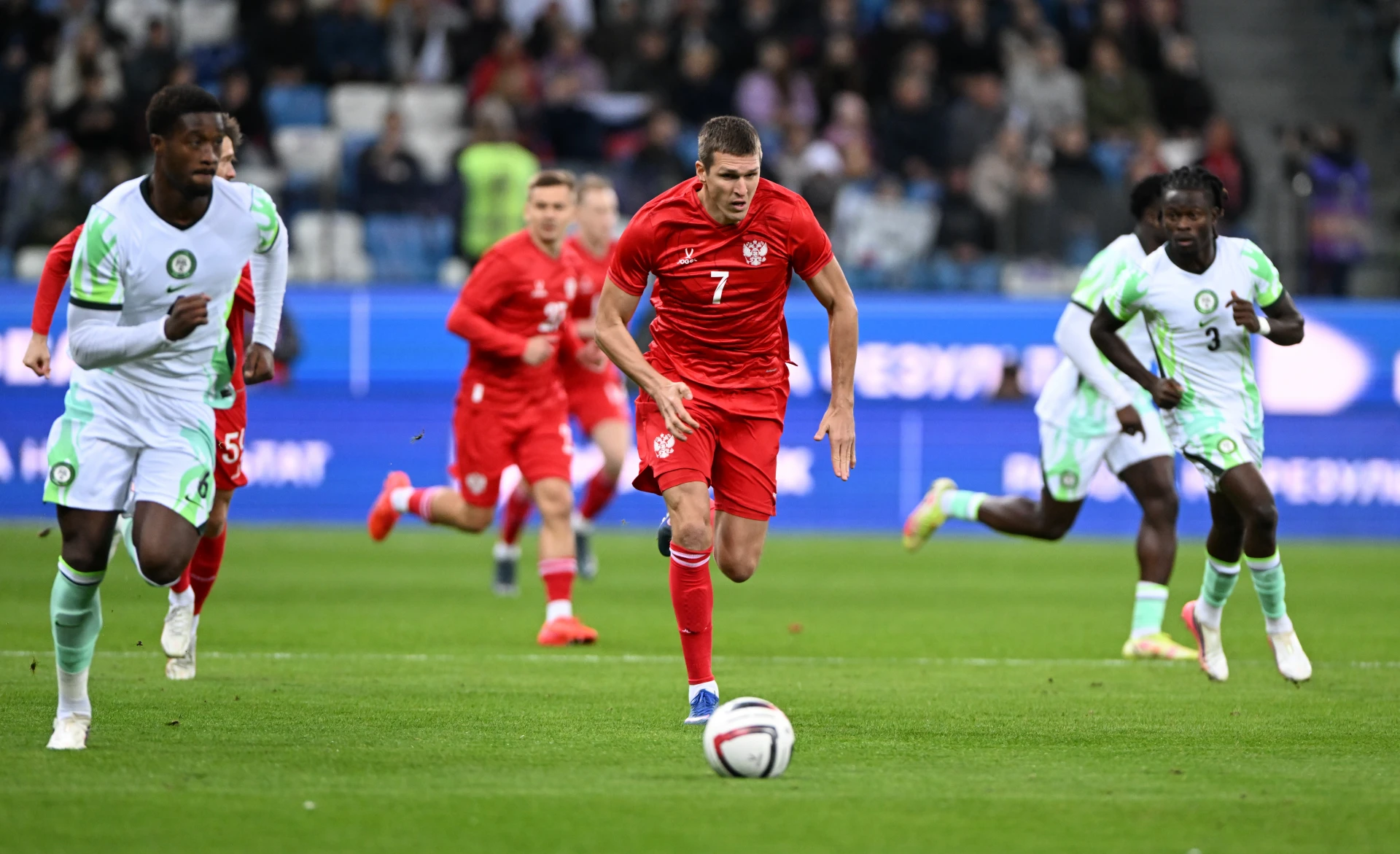 ⚽️🇷🇺 Сборная России обыгрывает Нигерию после первого тайма со счетом 2:1