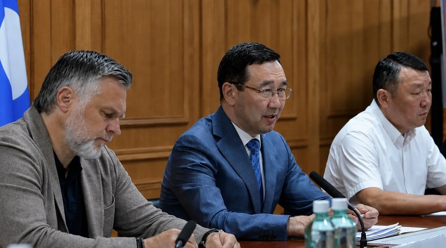 Провел совещание по северному завозу и обеспечению муниципальных районов республики топ...