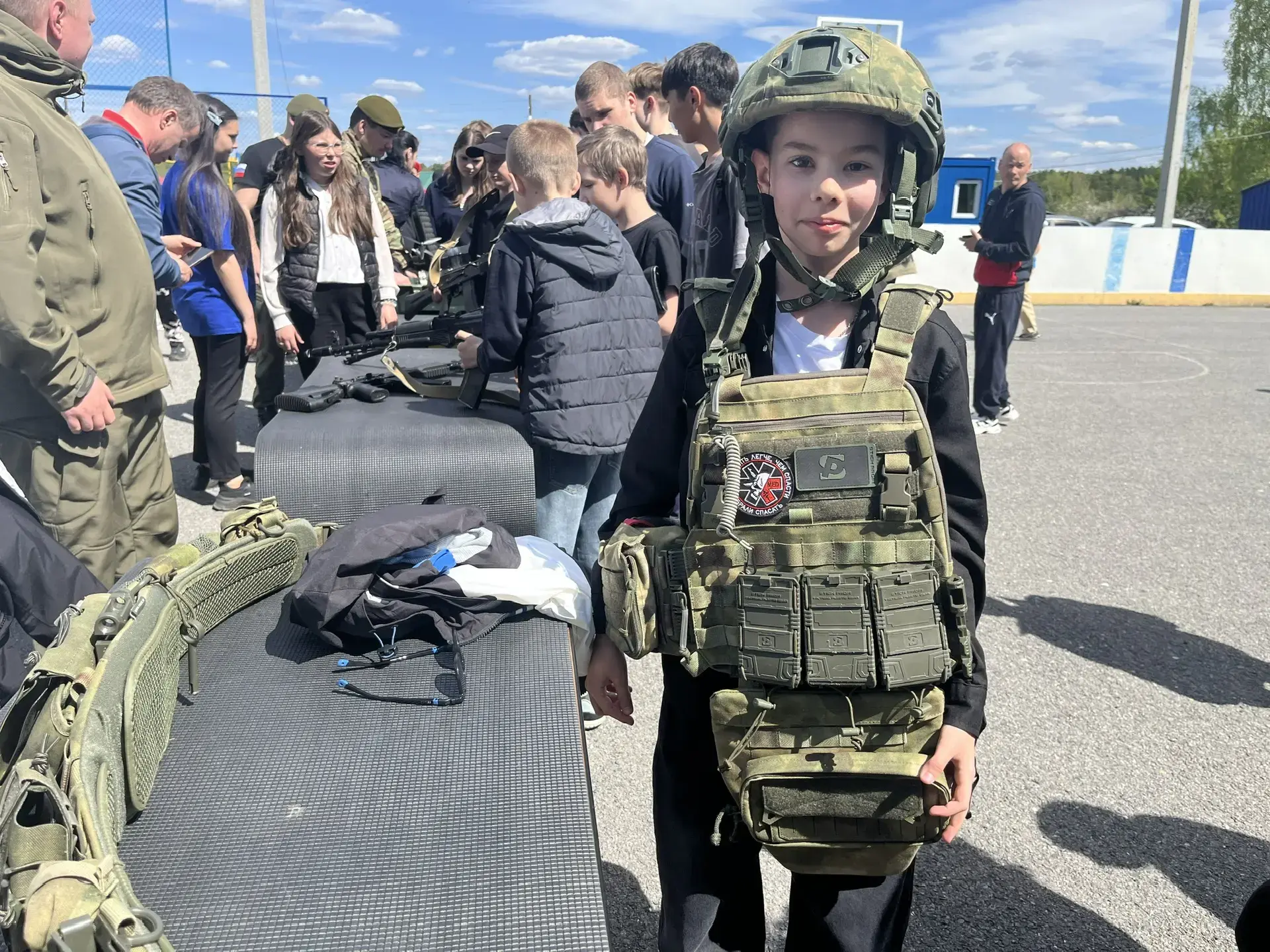 🇷🇺12 мая на корте в деревне Баранникова учащиеся школы стали участниками патриотическ...