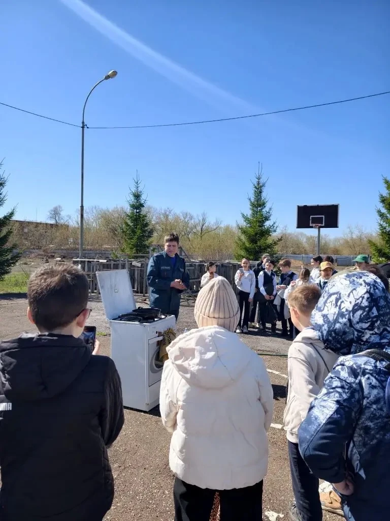 📝 Урок безопасности в действии: 4«В» и 4«Е» классы в гостях у пожарных👨‍🚒   Экскурсия выдалась насыщ