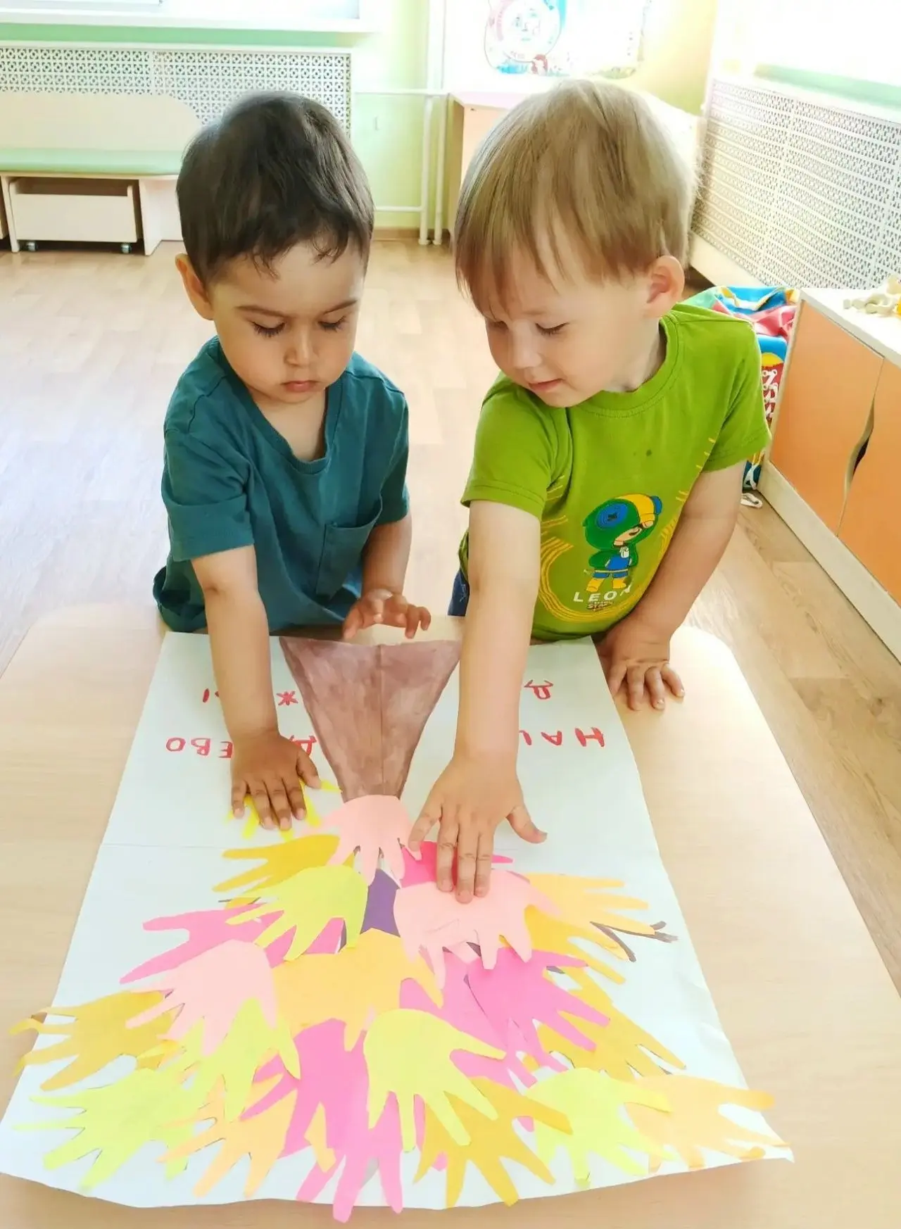 🌳👋В группе "Ладушки" расцвело необычное дерево — «Дерево дружбы», созданное маленькими ладошками н