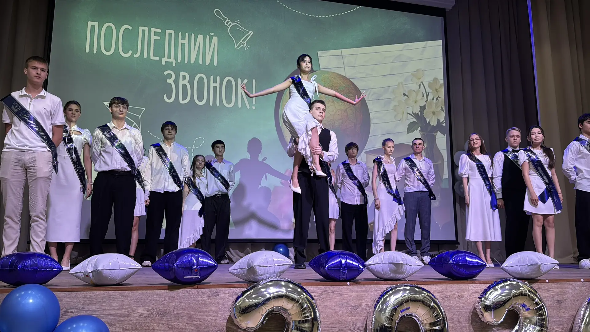 ПОСЛЕДНИЙ ЗВОНОК В ТРЕТЬЕМ КОРПУСЕ: ПРОЩАНИЕ С ДЕТСТВОМ — 11 КЛАСС 🎓✨  Сегодня прозвенел последний з