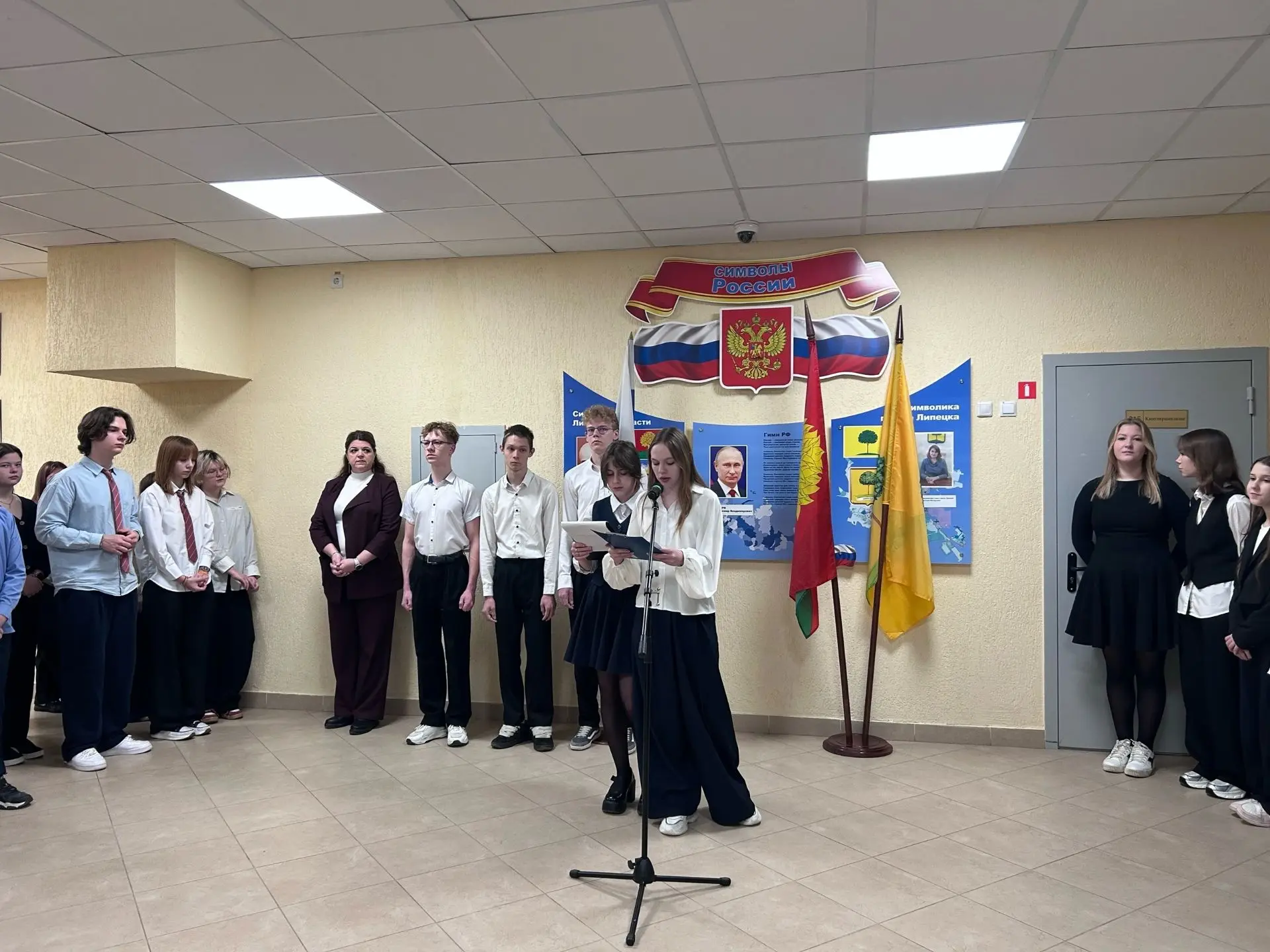 🇷🇺Сегодня утро понедельника в нашей школе началось с традиционного поднятия флага Российской Федерац
