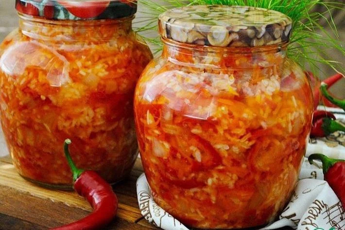 САЛАТ С РИСОМ НА ЗИМУ

Ингредиенты:
Рис – 1 стакан
Помидоры – 1 килограмм
Сладкий перец – 1 килограм