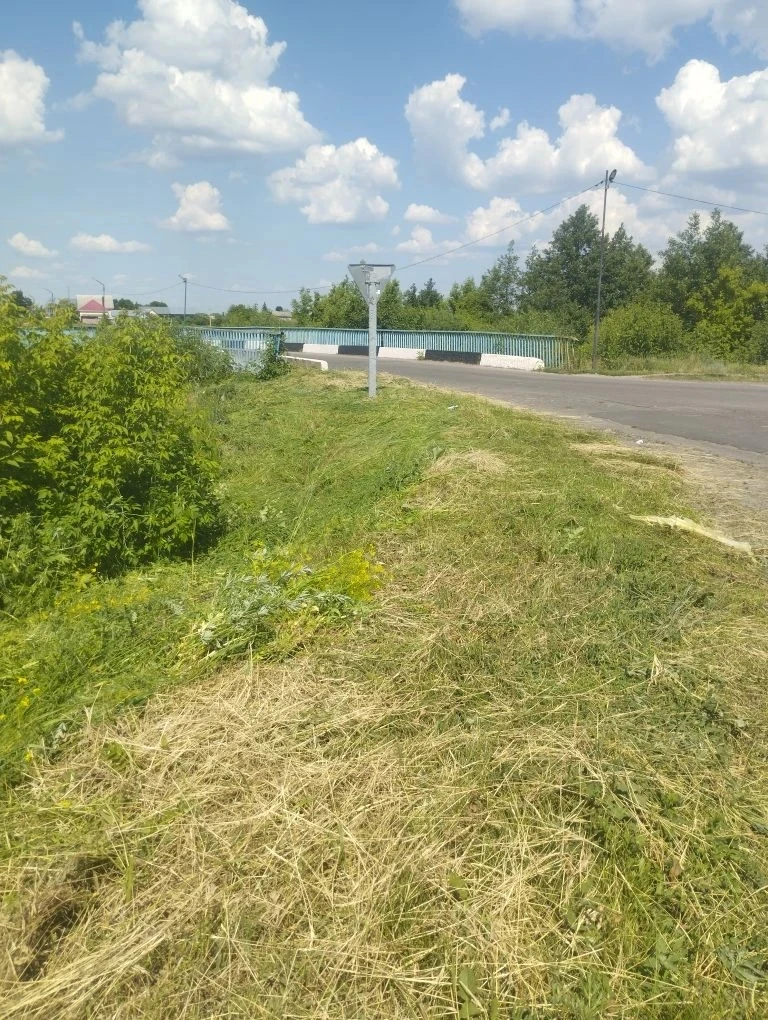 Покос травы в селе продолжается. В порядок приведены автобусные остановки, въездные зна...