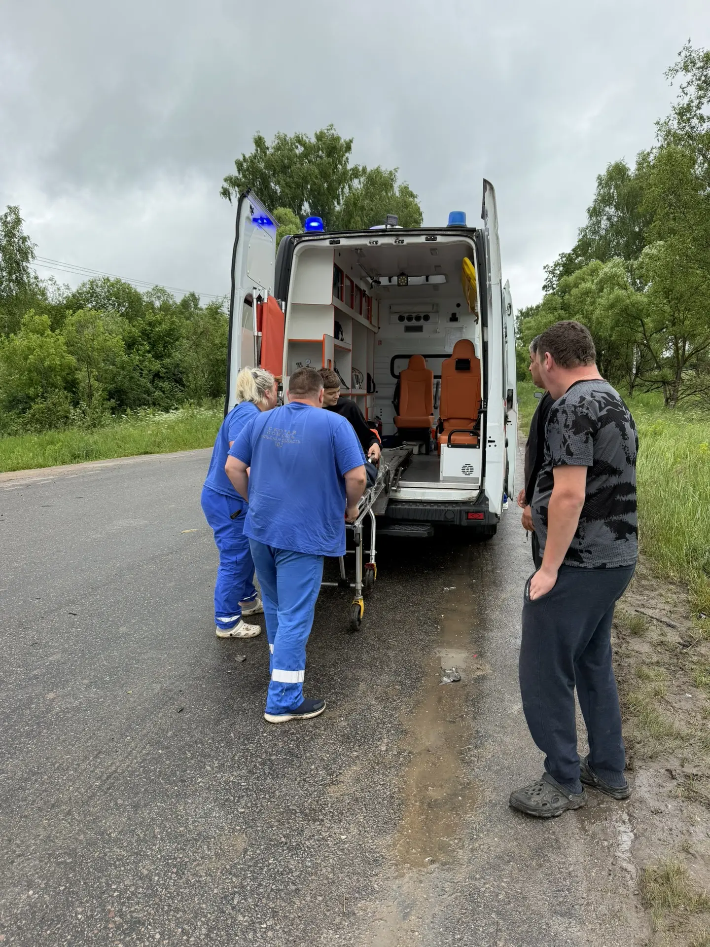 Я была в точно такой же аварии в 17 лет. Прям на его месте и с таким же переломом.
Это осталось у ме