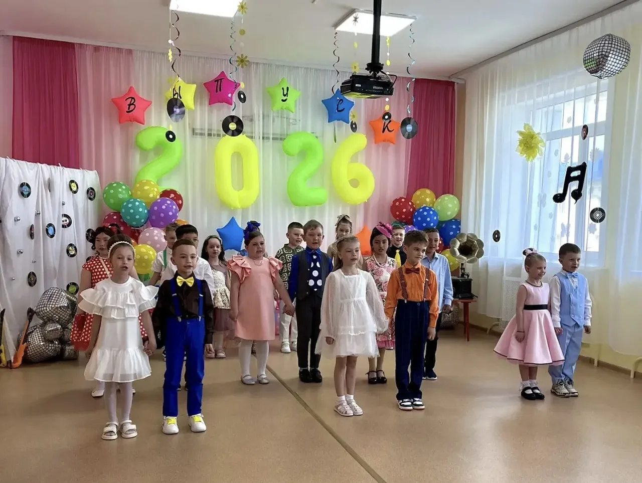 Ребята из подготовительной группы попрощались с любимым детским садом💃🎉