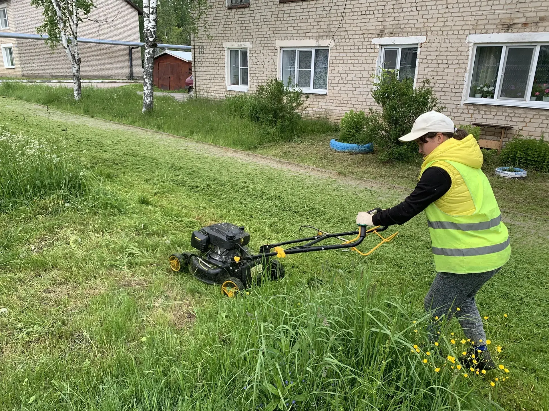 В нашем посёлке продолжаются работы по скашиванию травы.