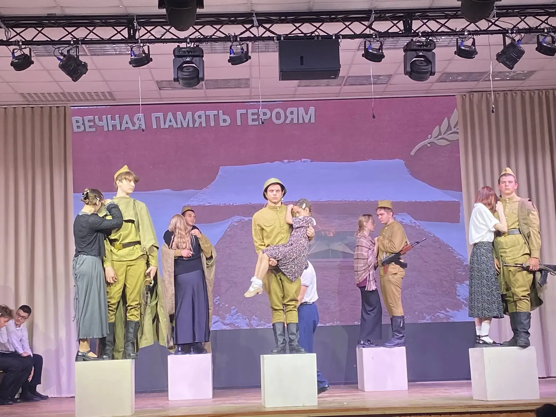 🎗️ Поклонимся великим тем годам: в Рассветовской школе прошёл муниципальный конкурс 🎗️  На базе Расс