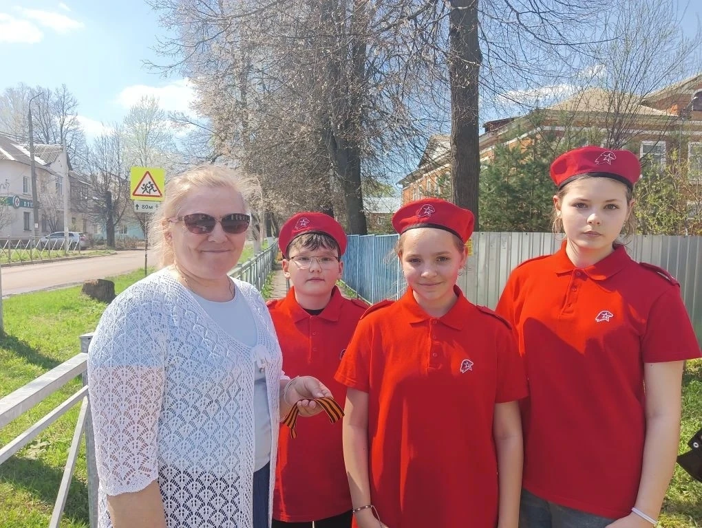 Чёрно-оранжевые ленты украсили грудь школьников, педагогов и всех жителей, кому дорога ...