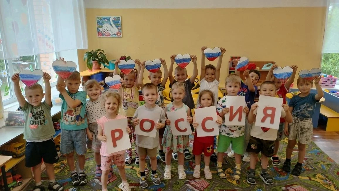 🇷🇺Россия — это там, где весело, где дружат, играют на ложках и любят матрёшек.

🇷🇺С Днём России 
