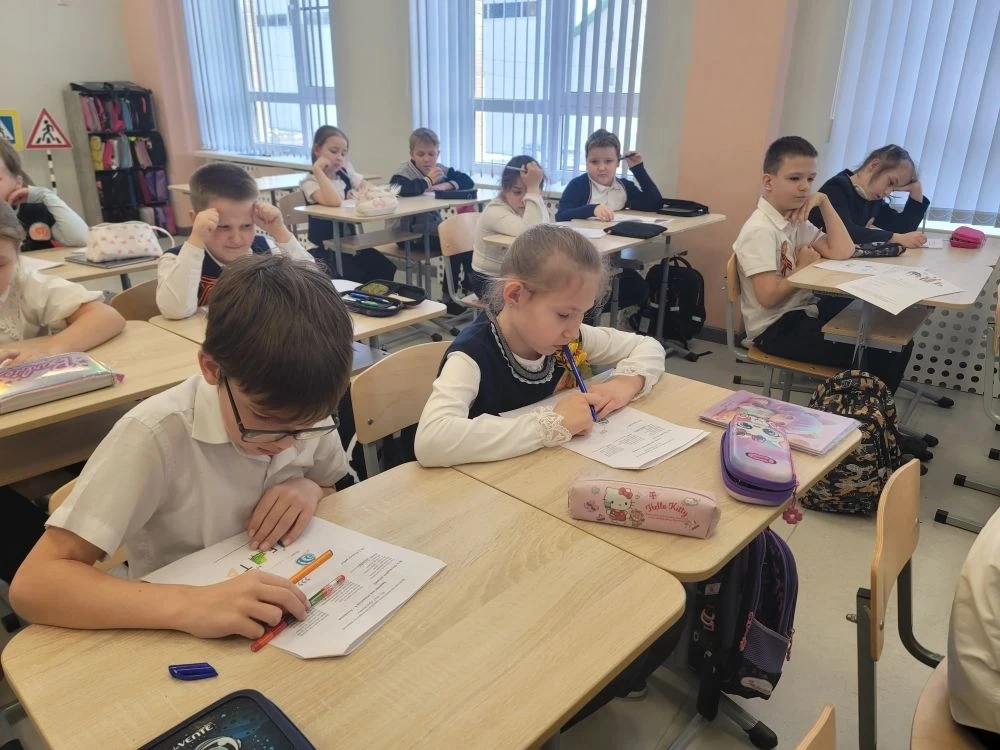 Законы дорог уважаем и изучаем!  Ребята 2«Г» класса под началом классного руководителя Купцовой Алек