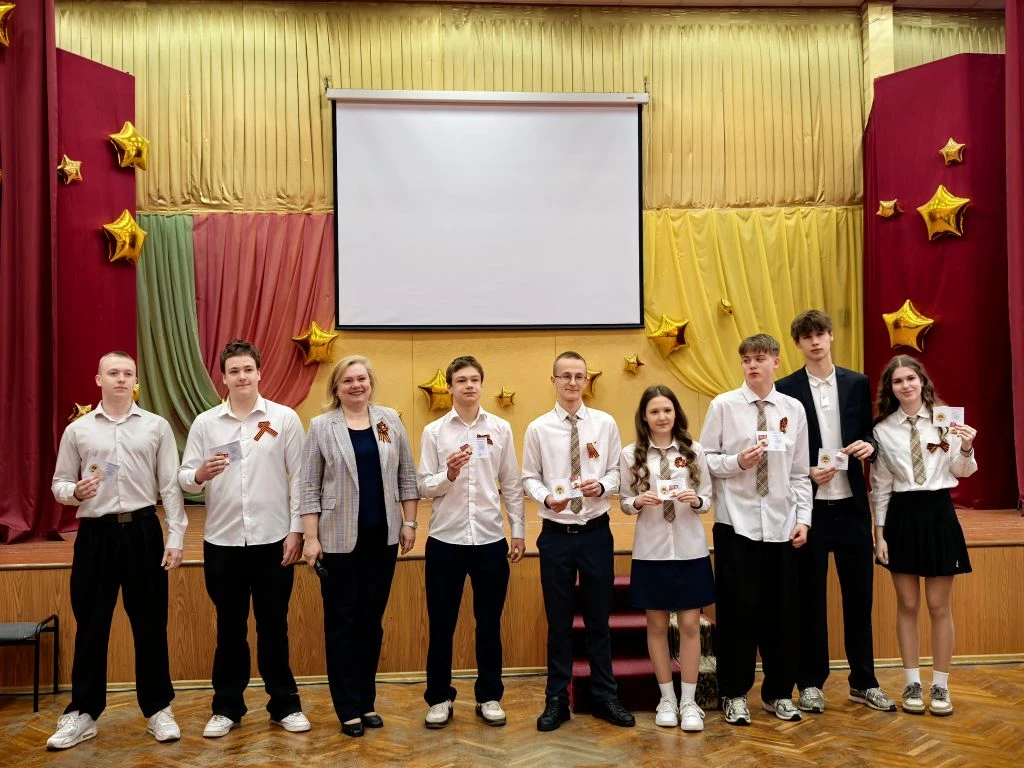 📌Новая учебная неделя в МАОУ СОШ №10 стартовала!  🏫По доброй традиции понедельник в нашей школе нача