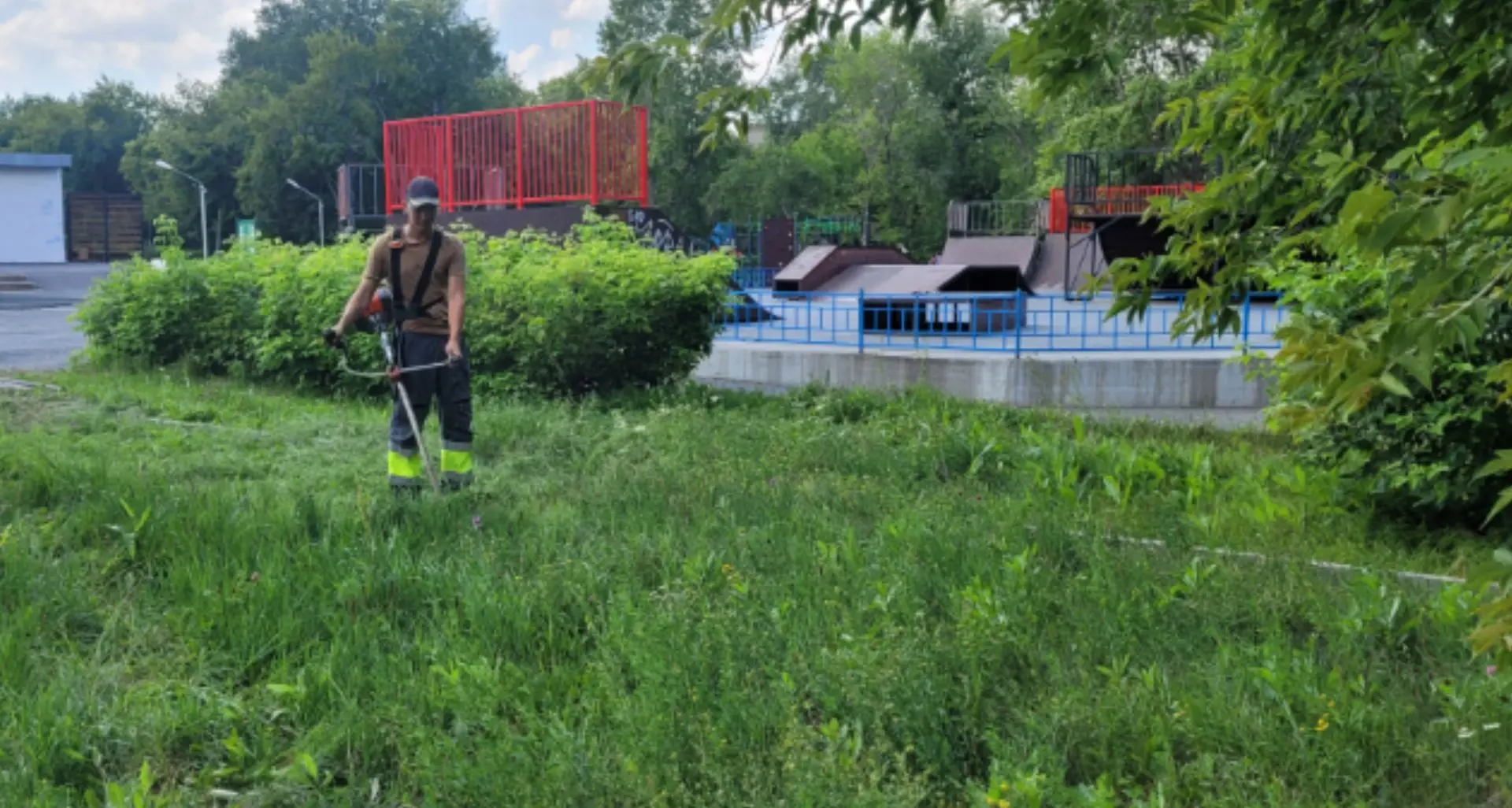 🌿 Сегодня в Парке культуры и отдыха навели порядок — косили траву, чтобы парк радовал всех уютной и