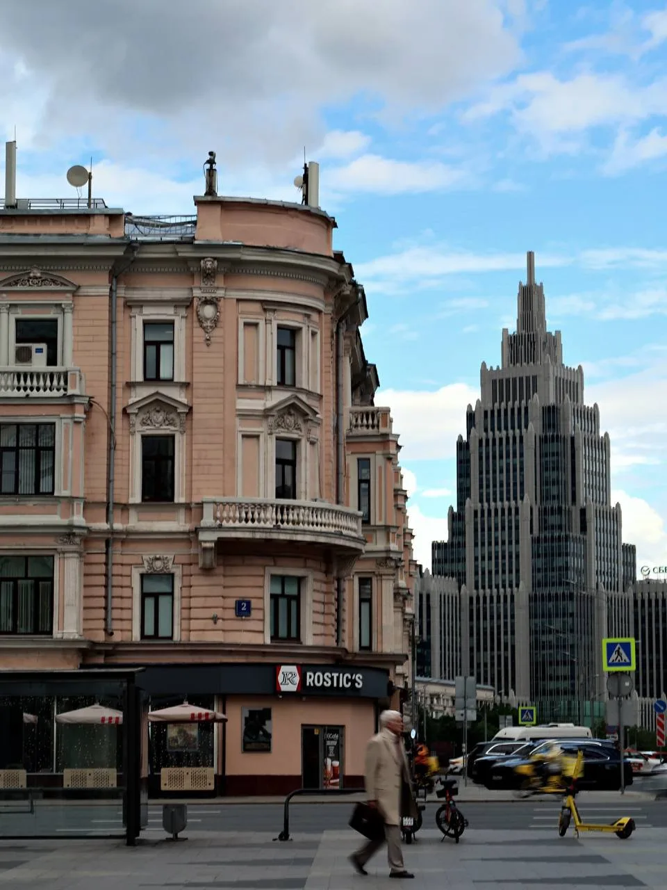 📸 Смотрим, как красиво жизнь кипит на Тверской.