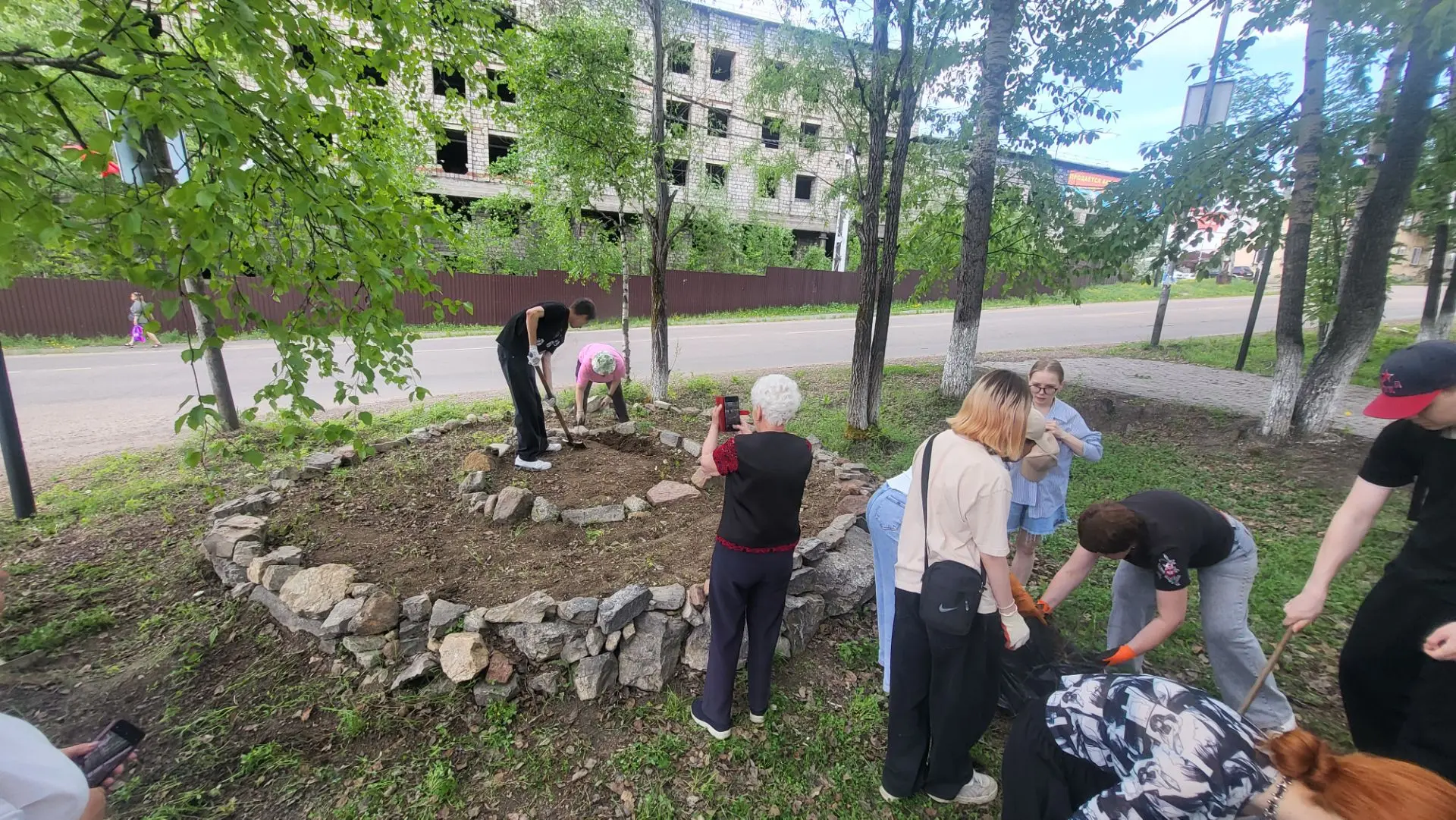 Сегодня, 17 июня, гимназисты вместе с советом ветеранов Алданского района продолжили пр...