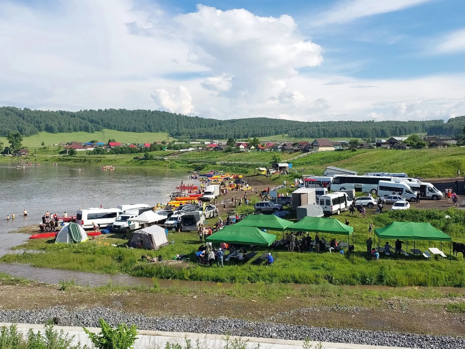🏞Вот такая картина была в минувшие длинные выходные на берегу реки Ай возле села Лаклы

🚤Сотни тур